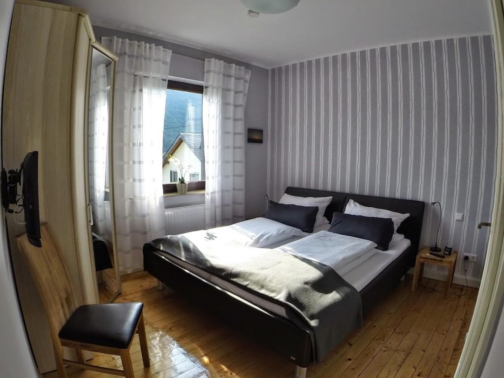 Ferienwohnungen Haus Am Wuerzlaysteig Lehmen Δωμάτιο φωτογραφία